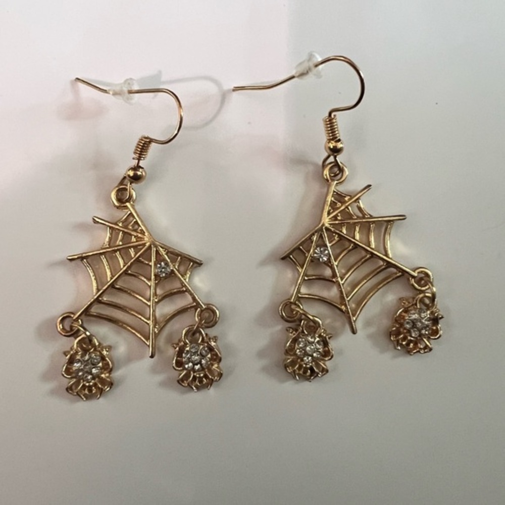 HALLOWEEN GOLD TONE‎ METAL SPIDER WEB RHINESTONE DROP DANGLE PIERCED EARRINGS
